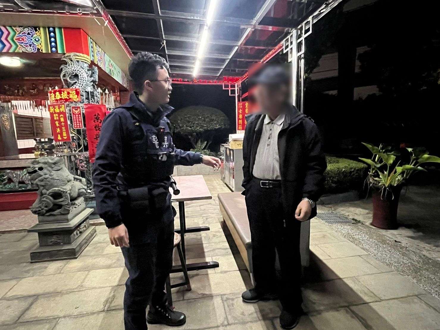 7旬翁深夜躺長椅發抖 平鎮暖警助返家 304392 0