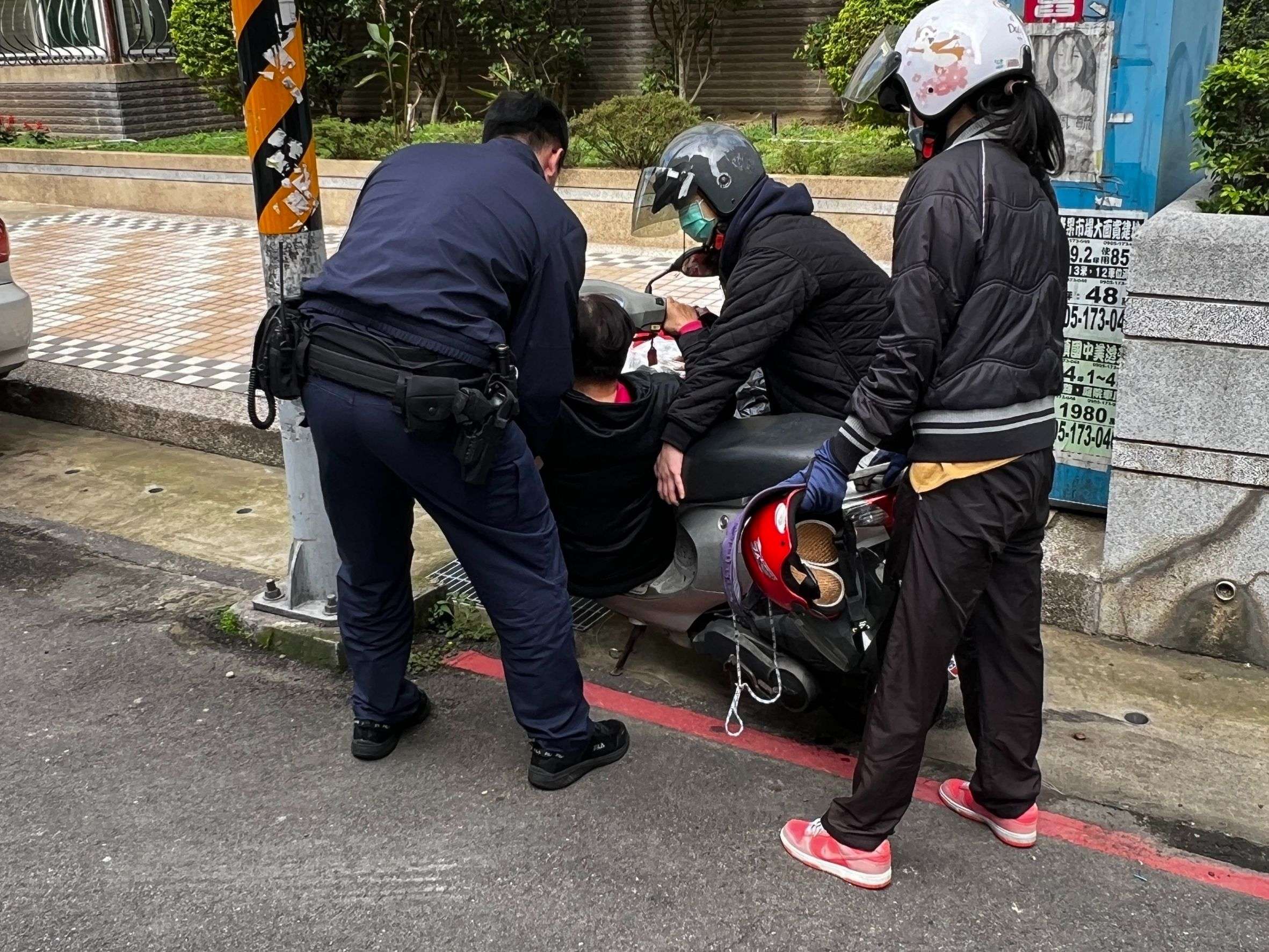 7旬婦低血糖暈厥自撞電桿 平鎮警民即刻救援 304395 0