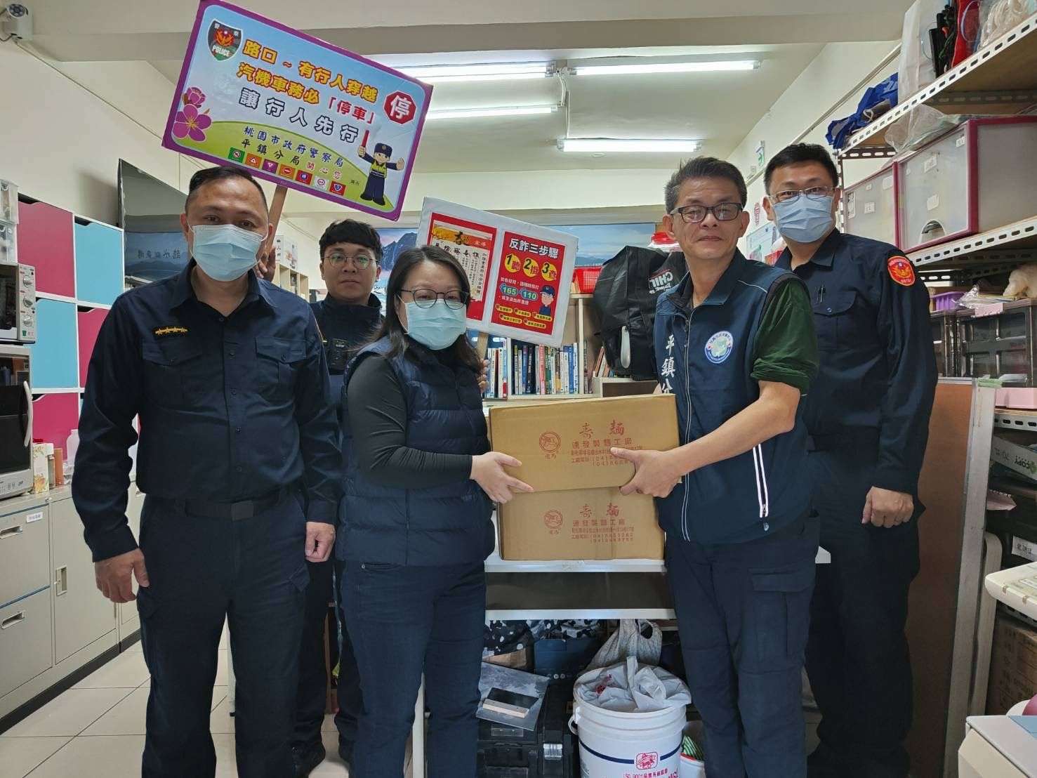 民間團體善心捐贈壽麵 平鎮暖警助發送傳遞幸福 304828 0