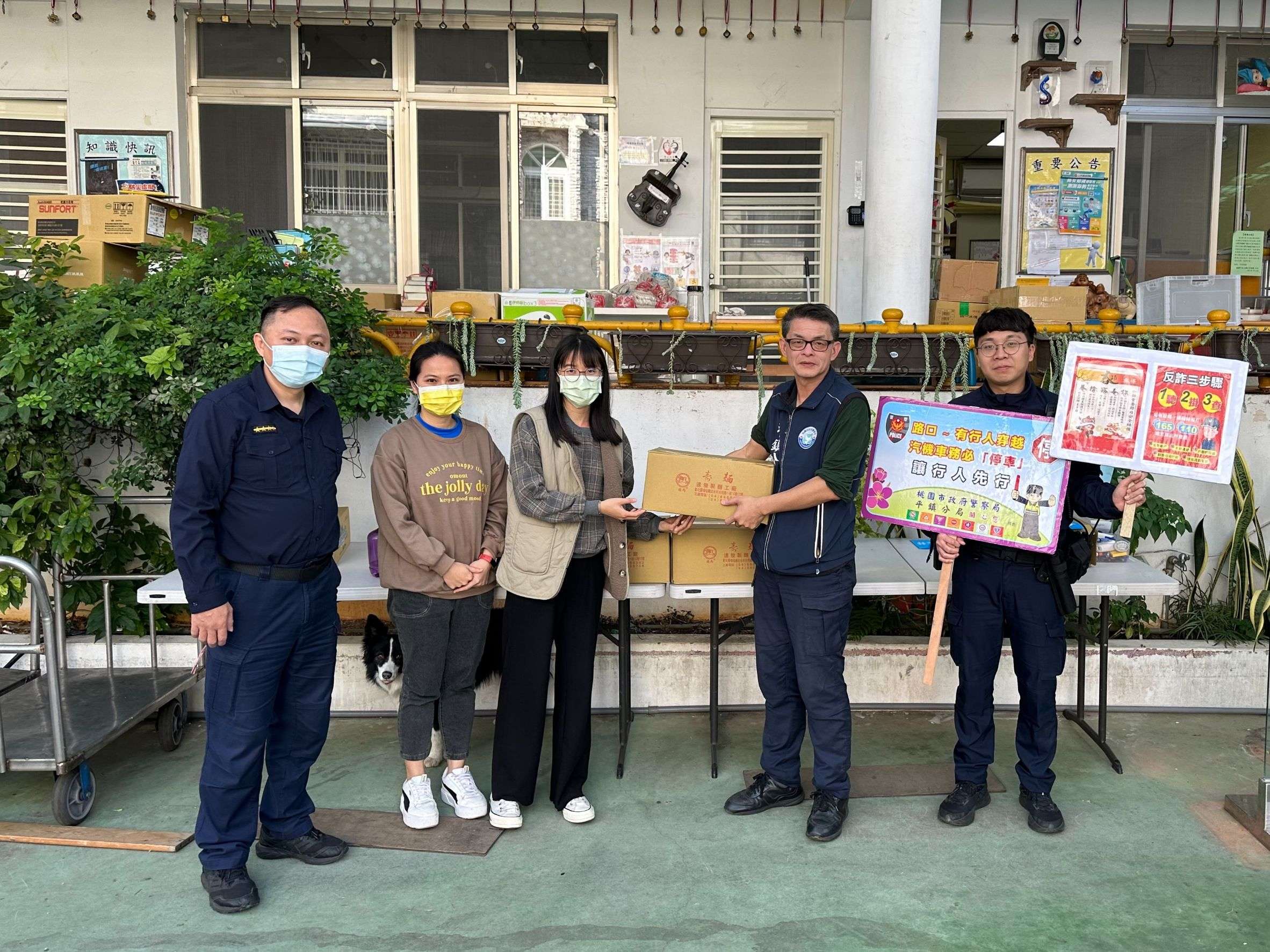 民間團體善心捐贈壽麵 平鎮暖警助發送傳遞幸福 305057 0