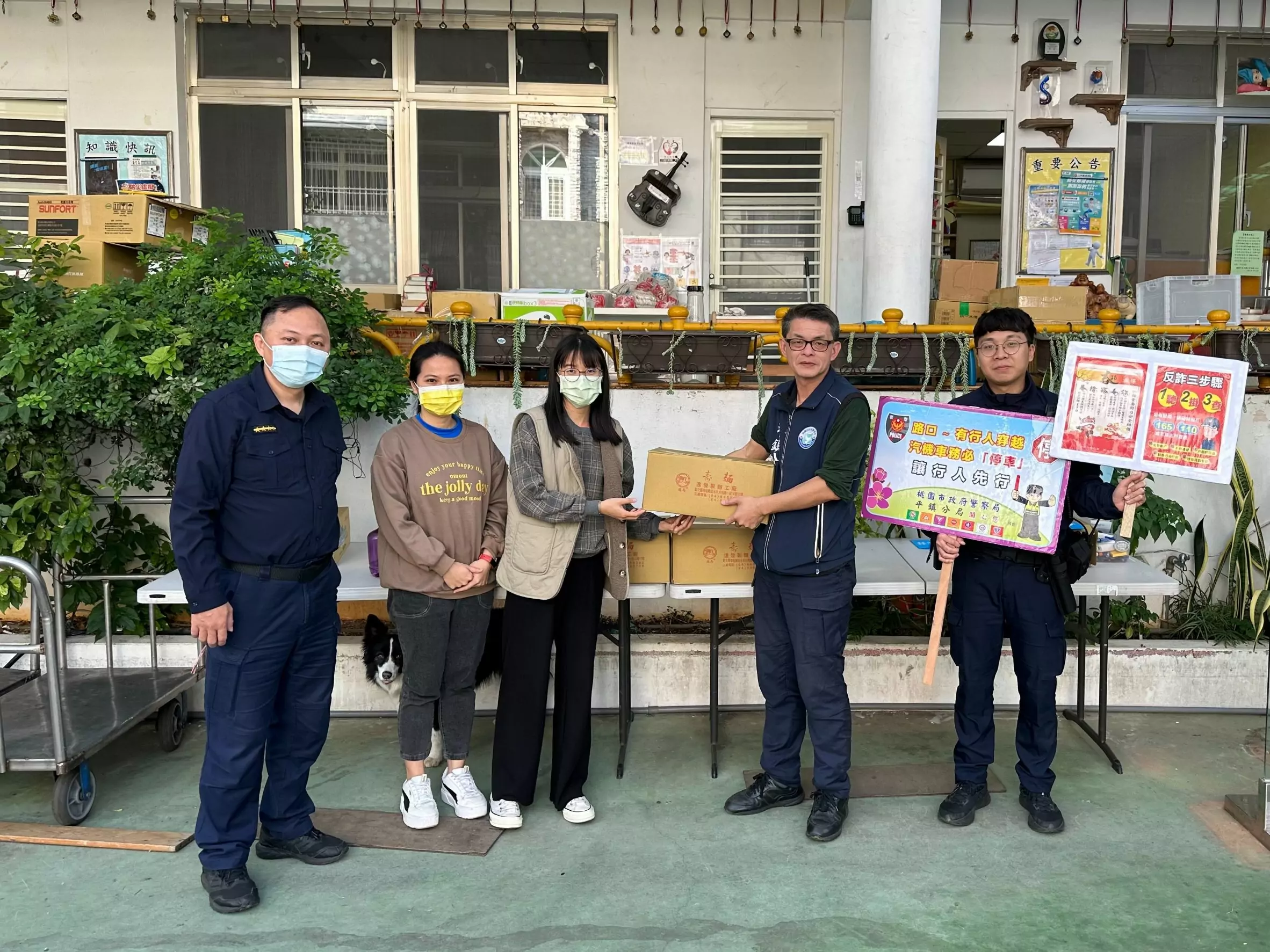 民間團體善心捐贈壽麵 平鎮暖警助發送傳遞幸福 民間團體善心捐贈壽麵 平鎮暖警助發送傳遞幸福