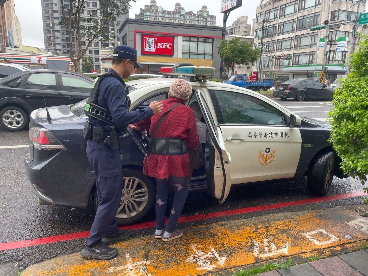 8旬老婦採買年貨迷途 平鎮暖警主動關懷助團圓 305062 0