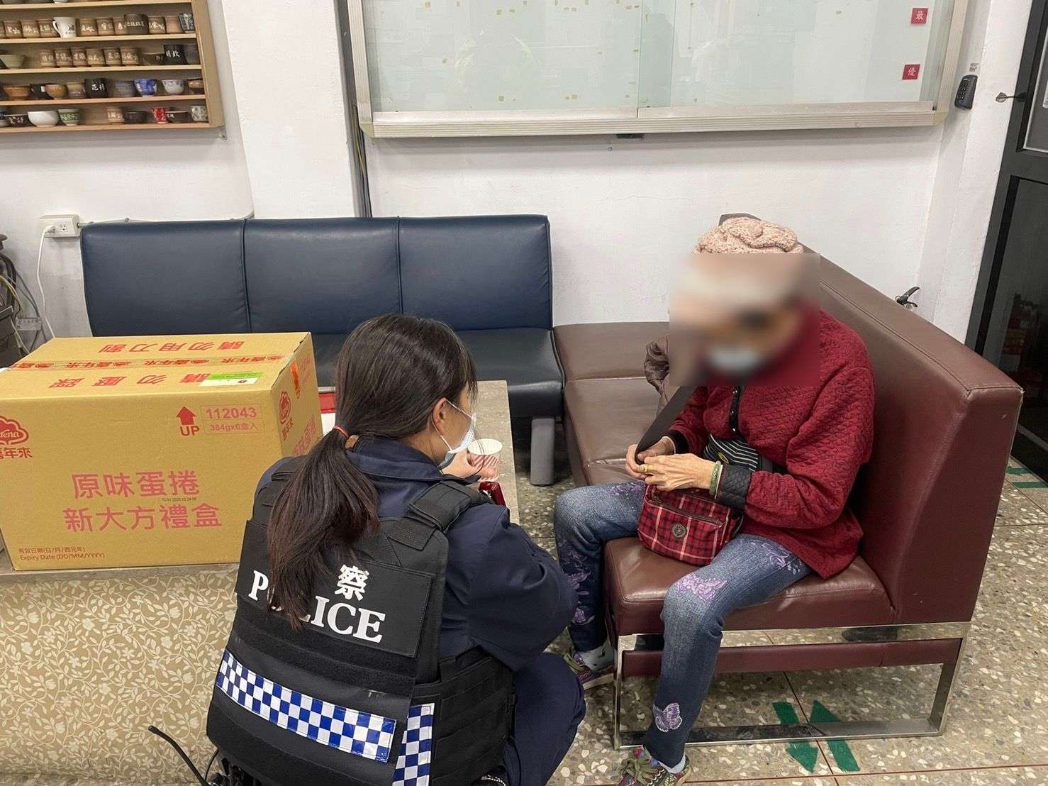 8旬老婦採買年貨迷途 平鎮暖警主動關懷助團圓 305063 0