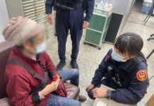 8旬老婦採買年貨迷途 平鎮暖警主動關懷助團圓
