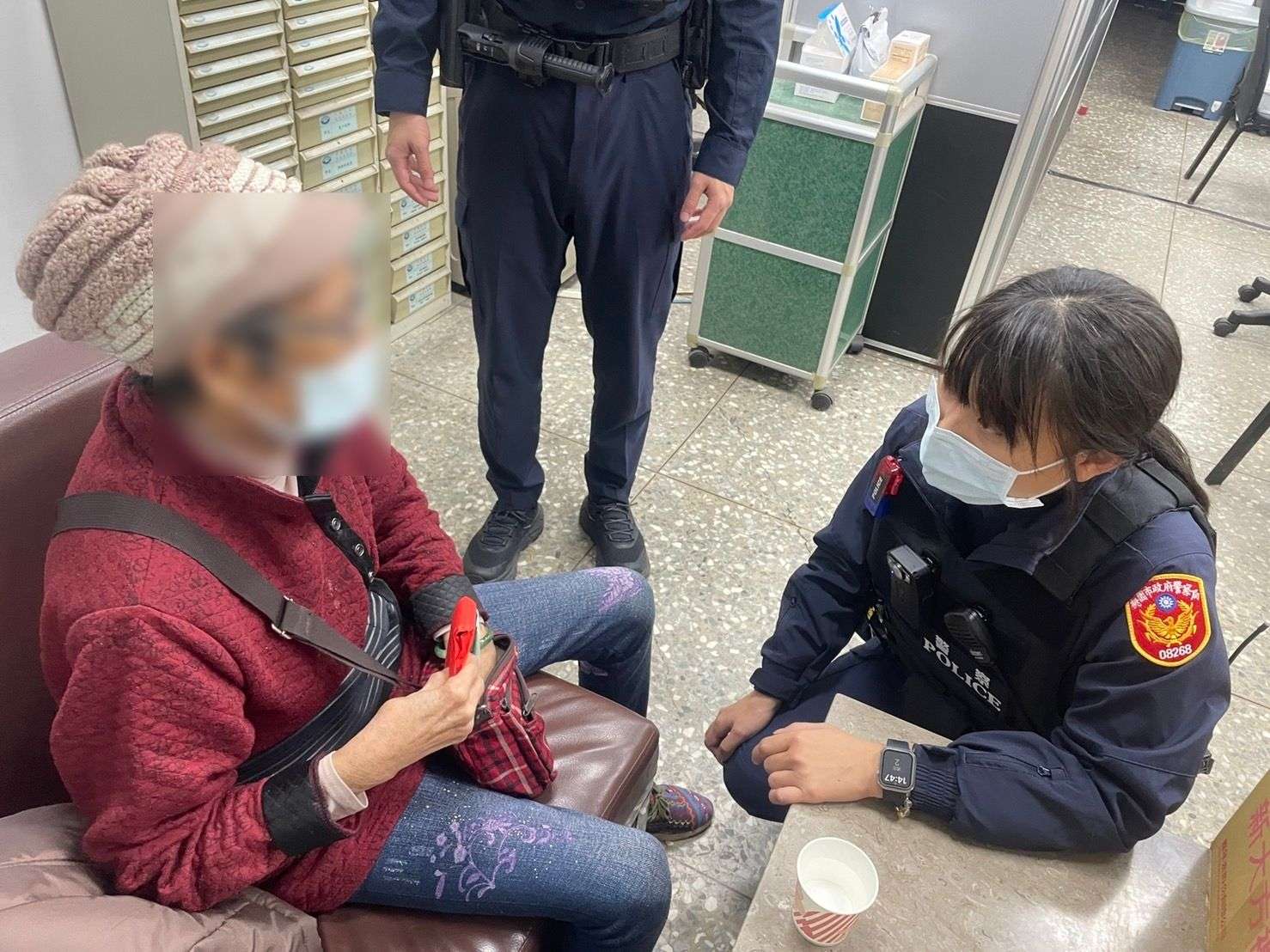 8旬老婦採買年貨迷途 平鎮暖警主動關懷助團圓 305064 0