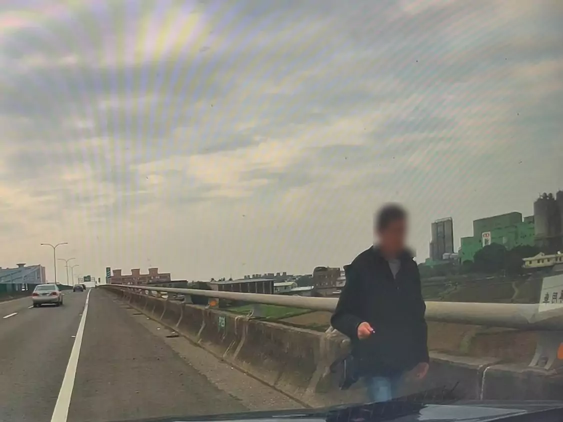 太想家!男子徒步上台66 平鎮警即刻救援 307131