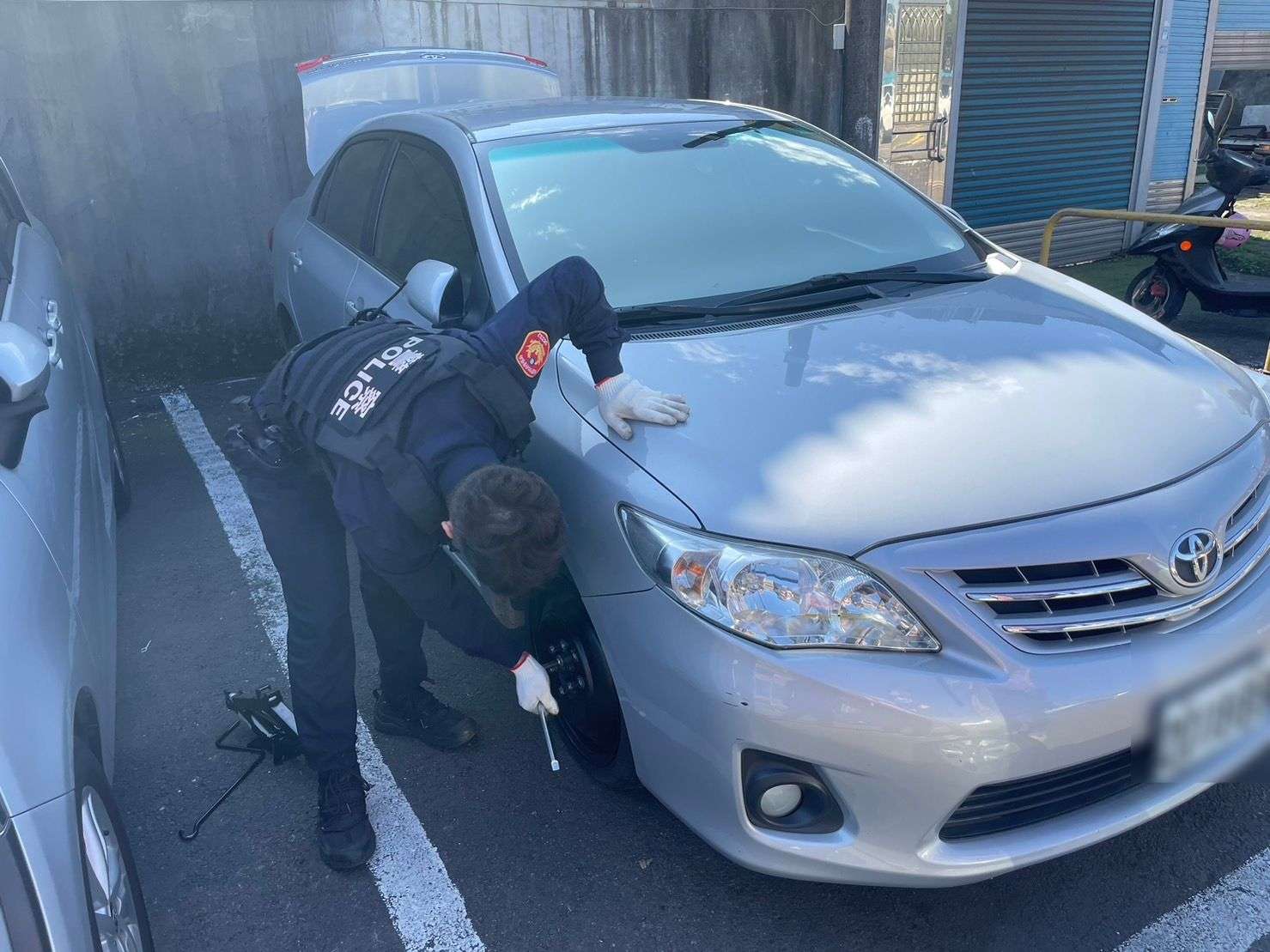 忠貞市場大啖美食返程卻爆胎 平警神救援解圍 308086 0