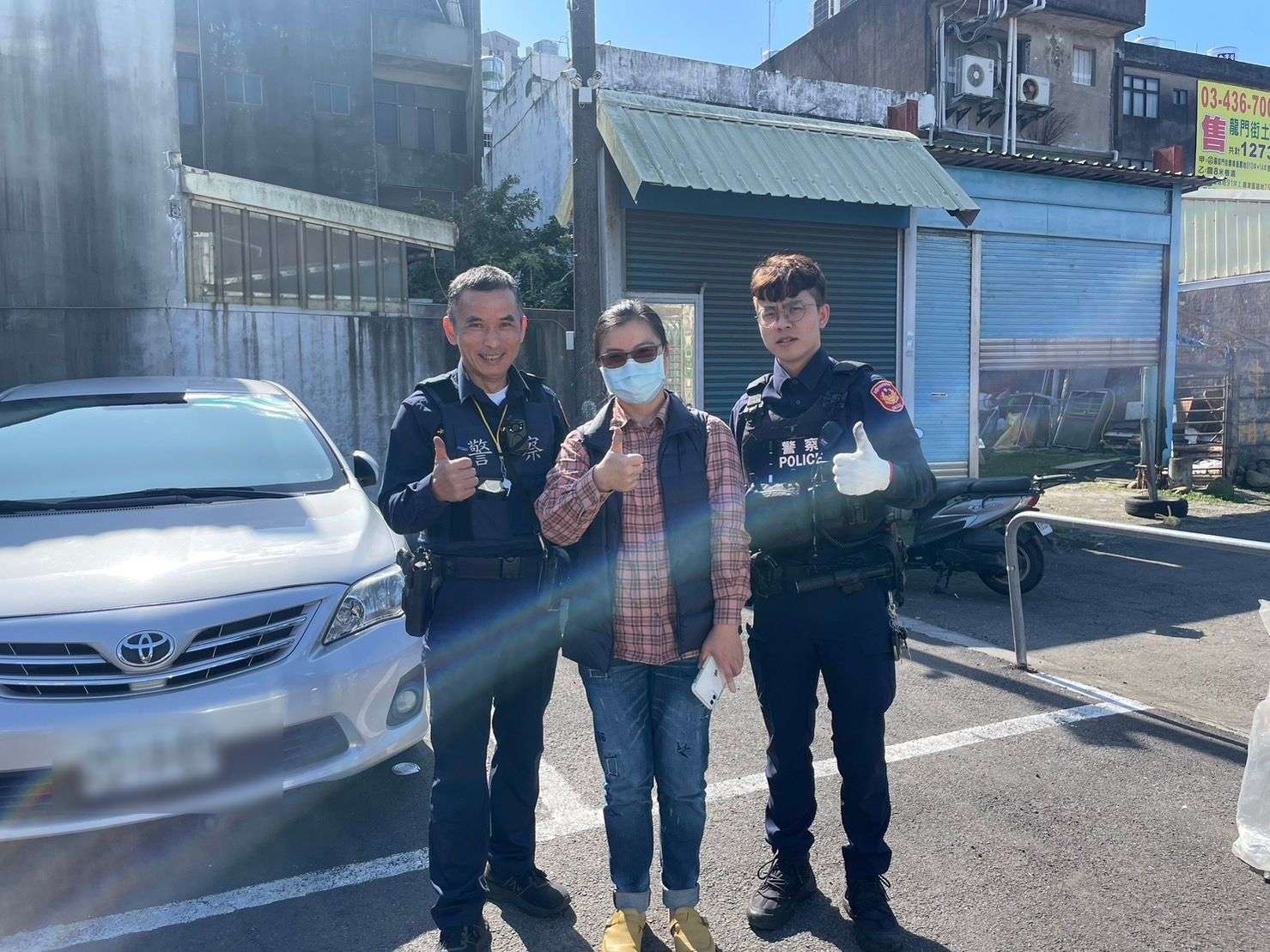 忠貞市場大啖美食返程卻爆胎 平警神救援解圍 308087 0