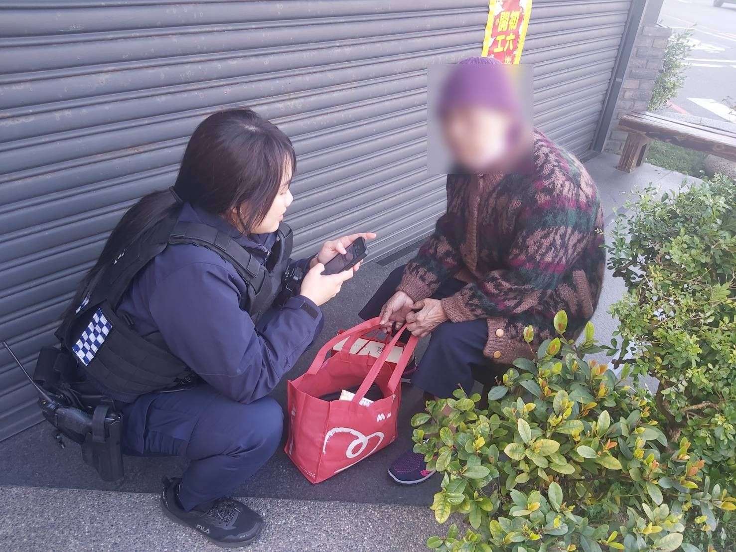8旬婦探親途中失智症發作 平警伸援化解驚魂 308504 0