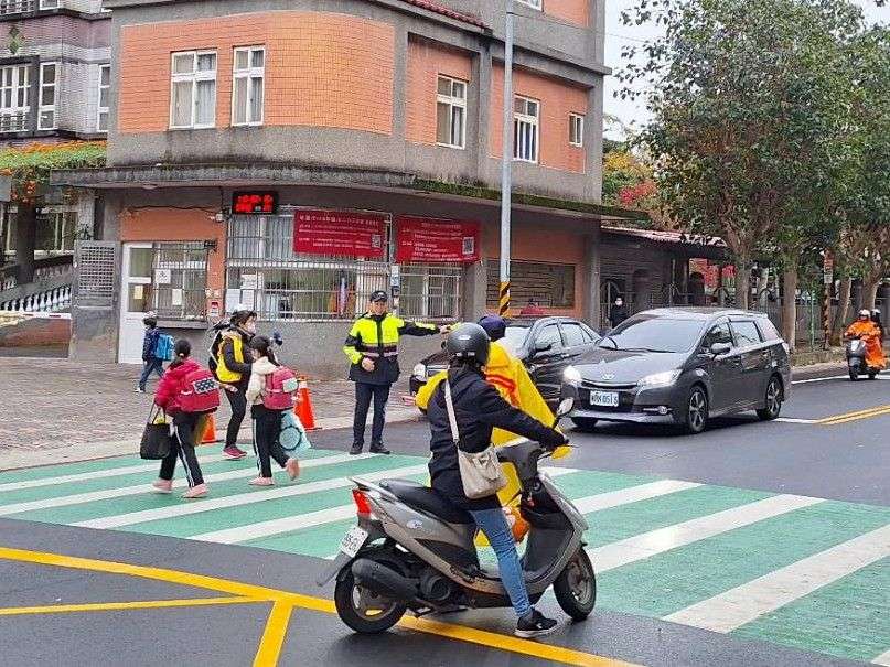 開學啦!平鎮警加強交通疏導保護學童安全 309012