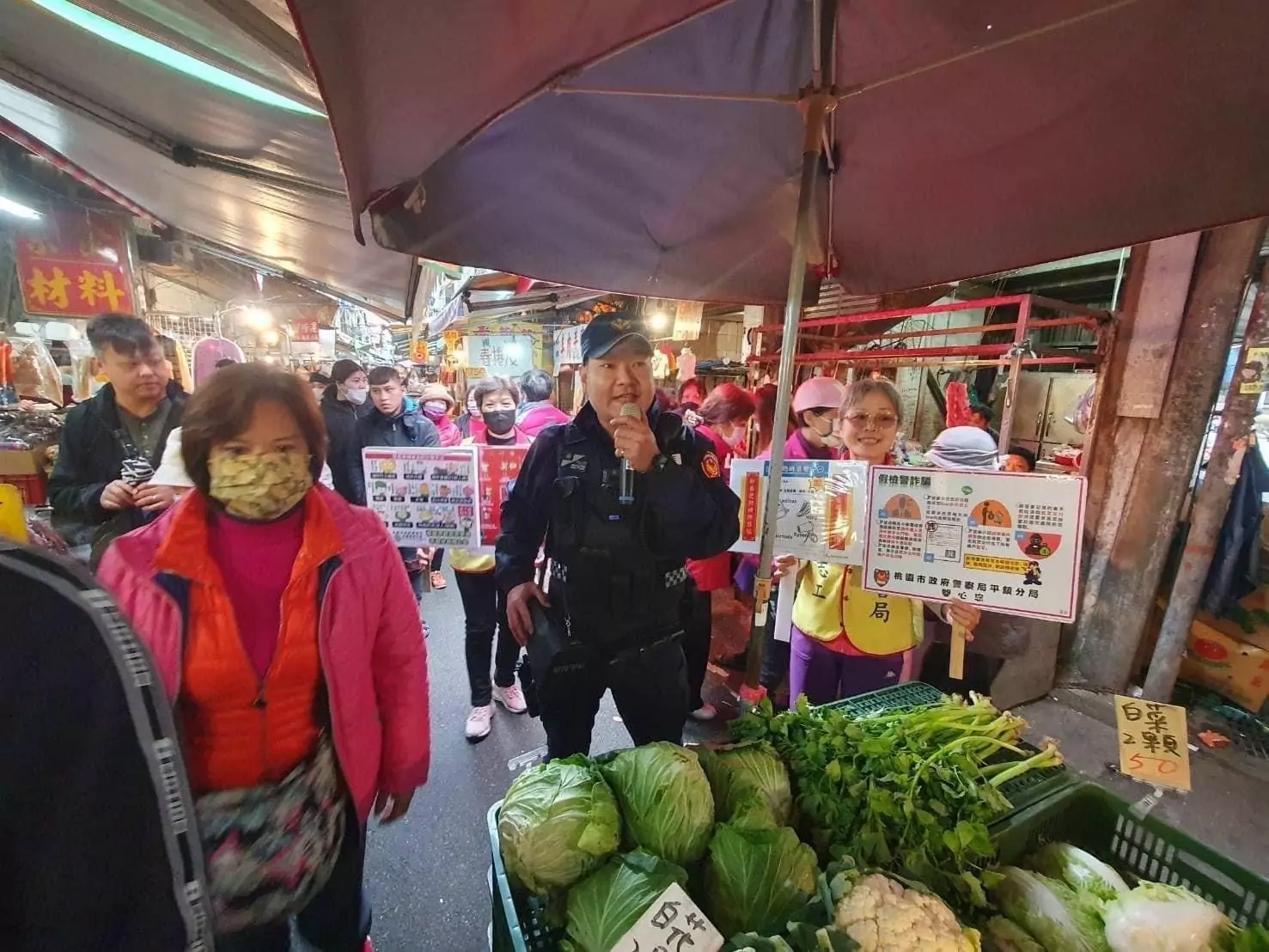 平警前進忠貞市場反詐宣導 強化民眾自我防衛意識 平警前進忠貞市場反詐宣導 強化民眾自我防衛意識