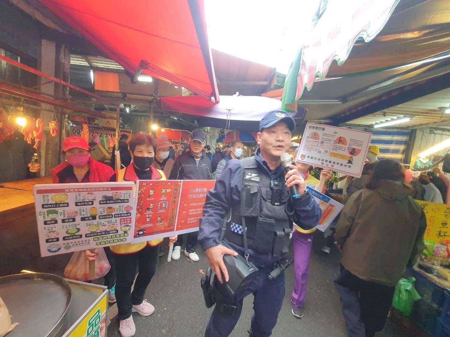平警前進忠貞市場反詐宣導 強化民眾自我防衛意識 315660