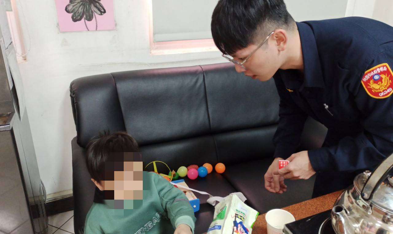 4歲男童迷路急哭 大園警扮保母安撫情緒 343625 0