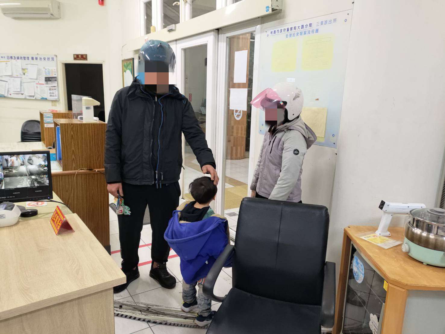 4歲男童迷路急哭 大園警扮保母安撫情緒 343626 0