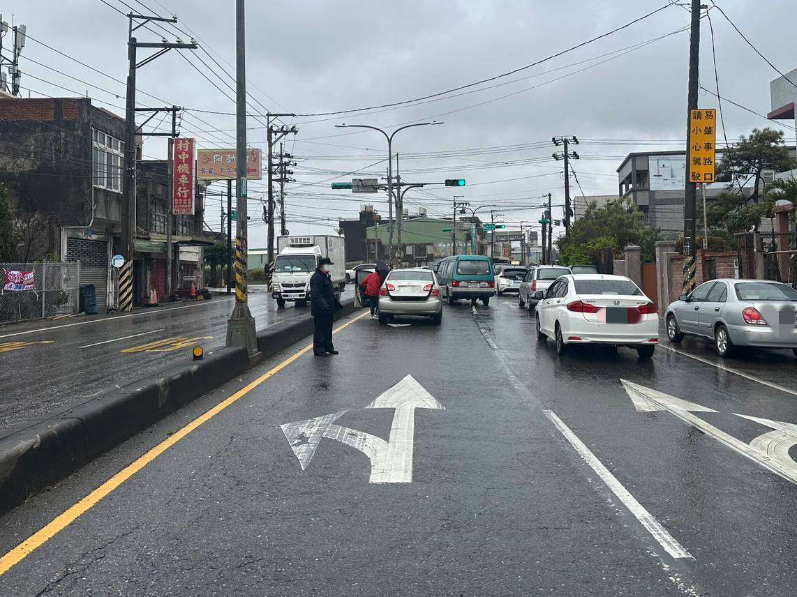 車輛拋錨受困路中 大園警熱心推車解圍 345216