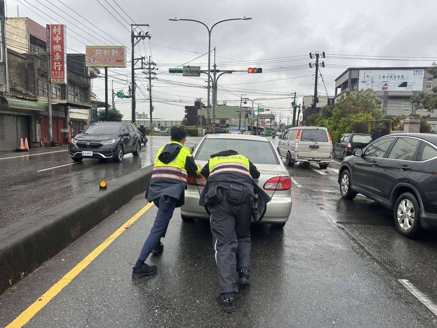 車輛拋錨受困路中 大園警熱心推車解圍 345217