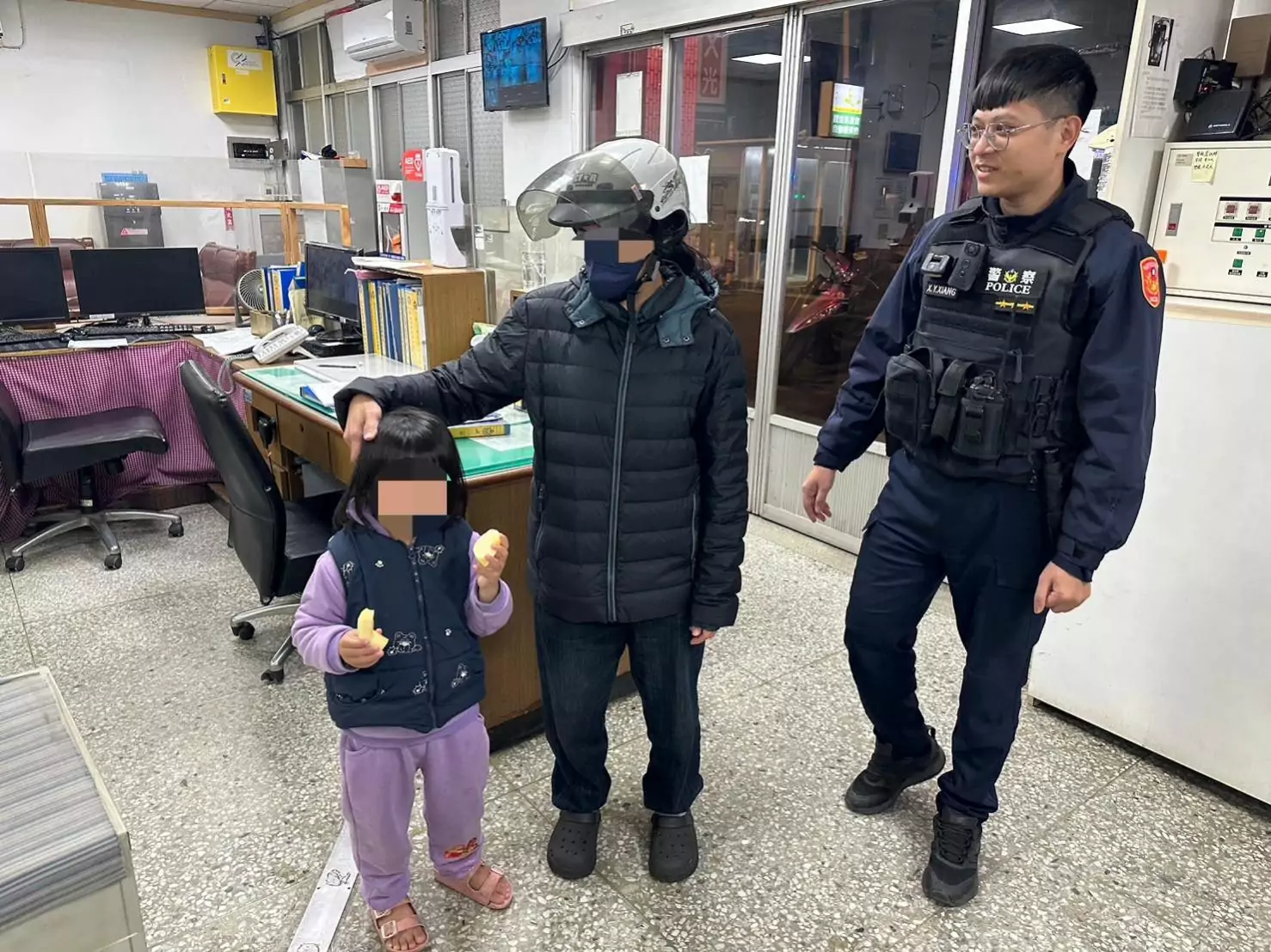 睡夢中警察來電「4歲女兒偷溜出門」 結局讓她無奈笑了 睡夢中警察來電「4歲女兒偷溜出門」 結局讓她無奈笑了