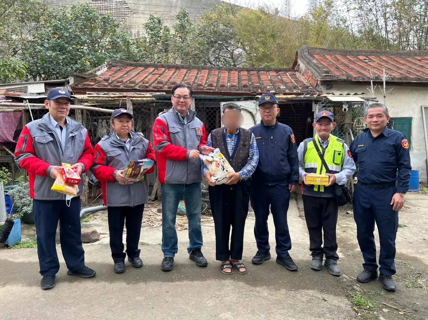 8旬翁與臥床兄相依為命 大園暖警贈愛心物資 8旬翁與臥床兄相依為命 大園暖警贈愛心物資
