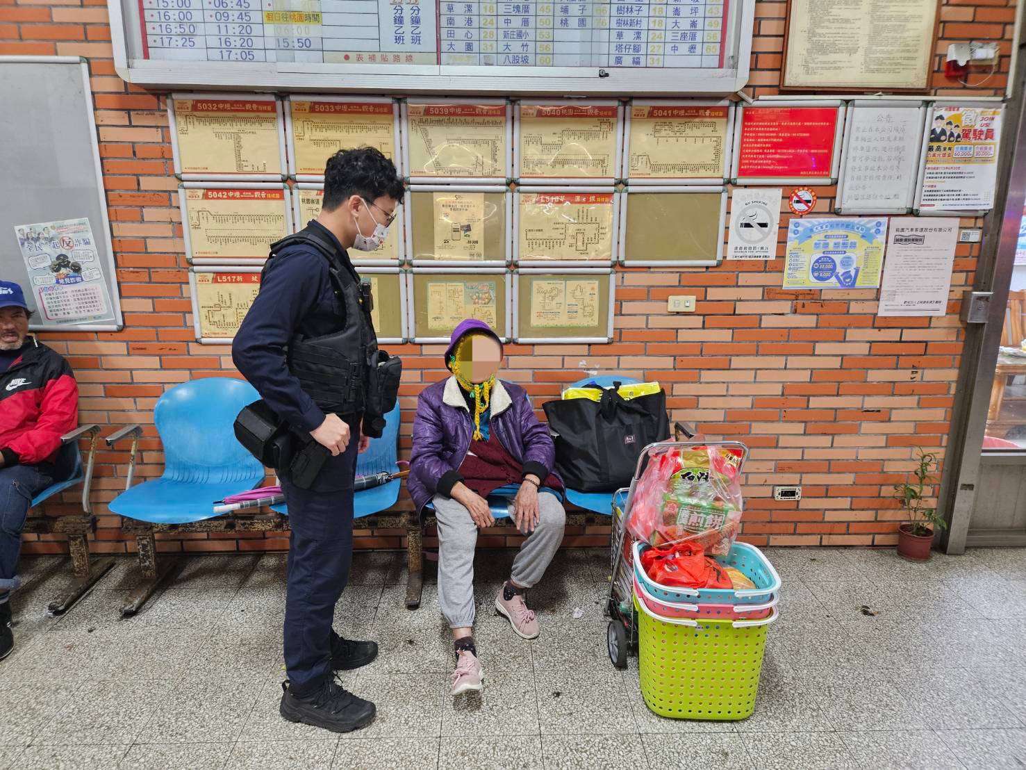 觀音瘖啞老婦買年貨坐過站 大園警比手畫腳查出身分 346052 0