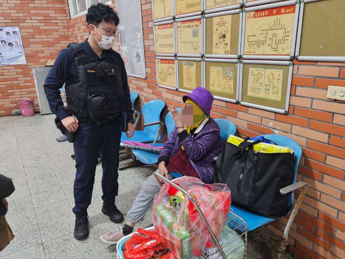 觀音瘖啞老婦買年貨坐過站 大園警比手畫腳查出身分 346053 0