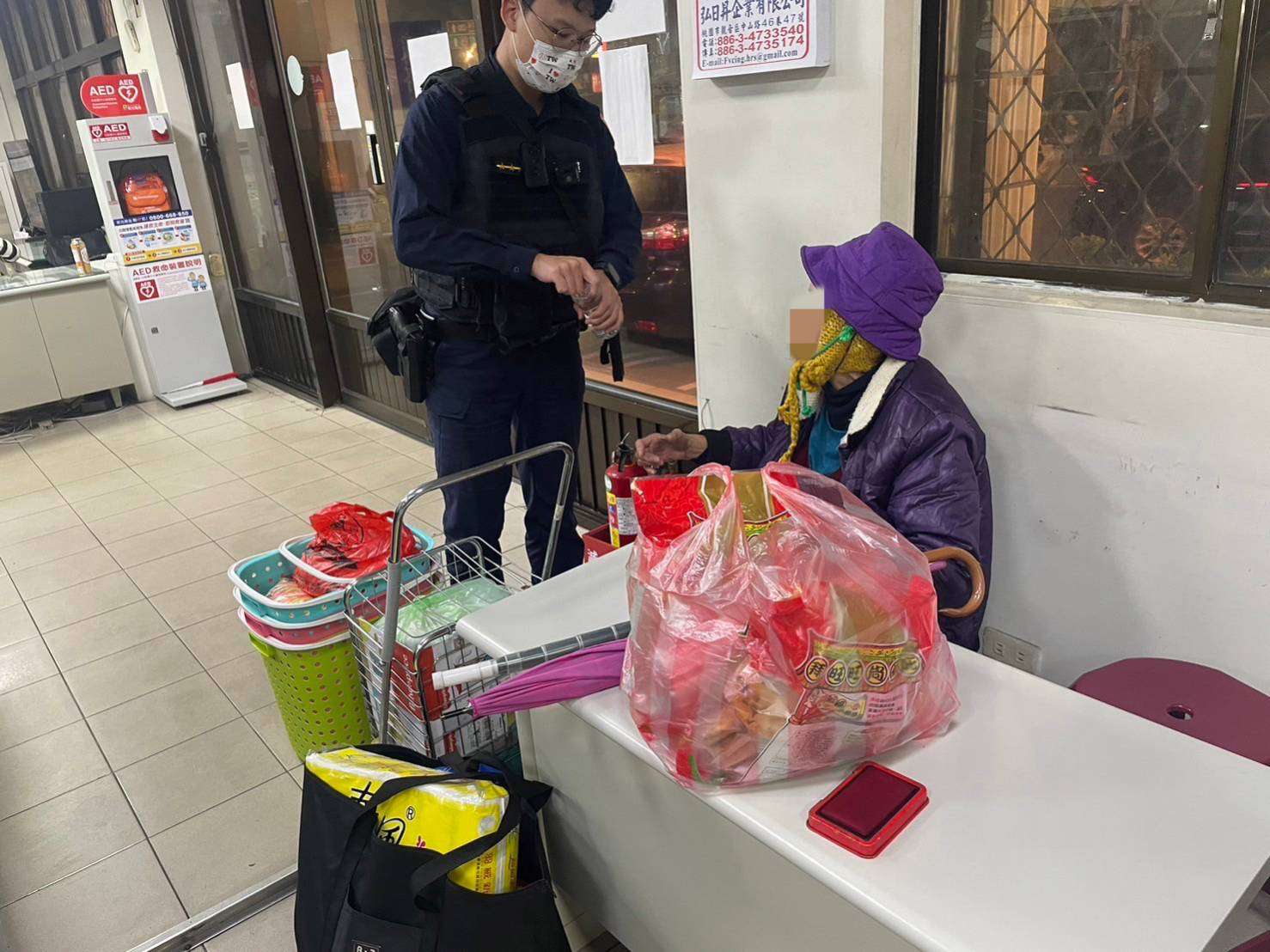 觀音瘖啞老婦買年貨坐過站 大園警比手畫腳查出身分 346054 0