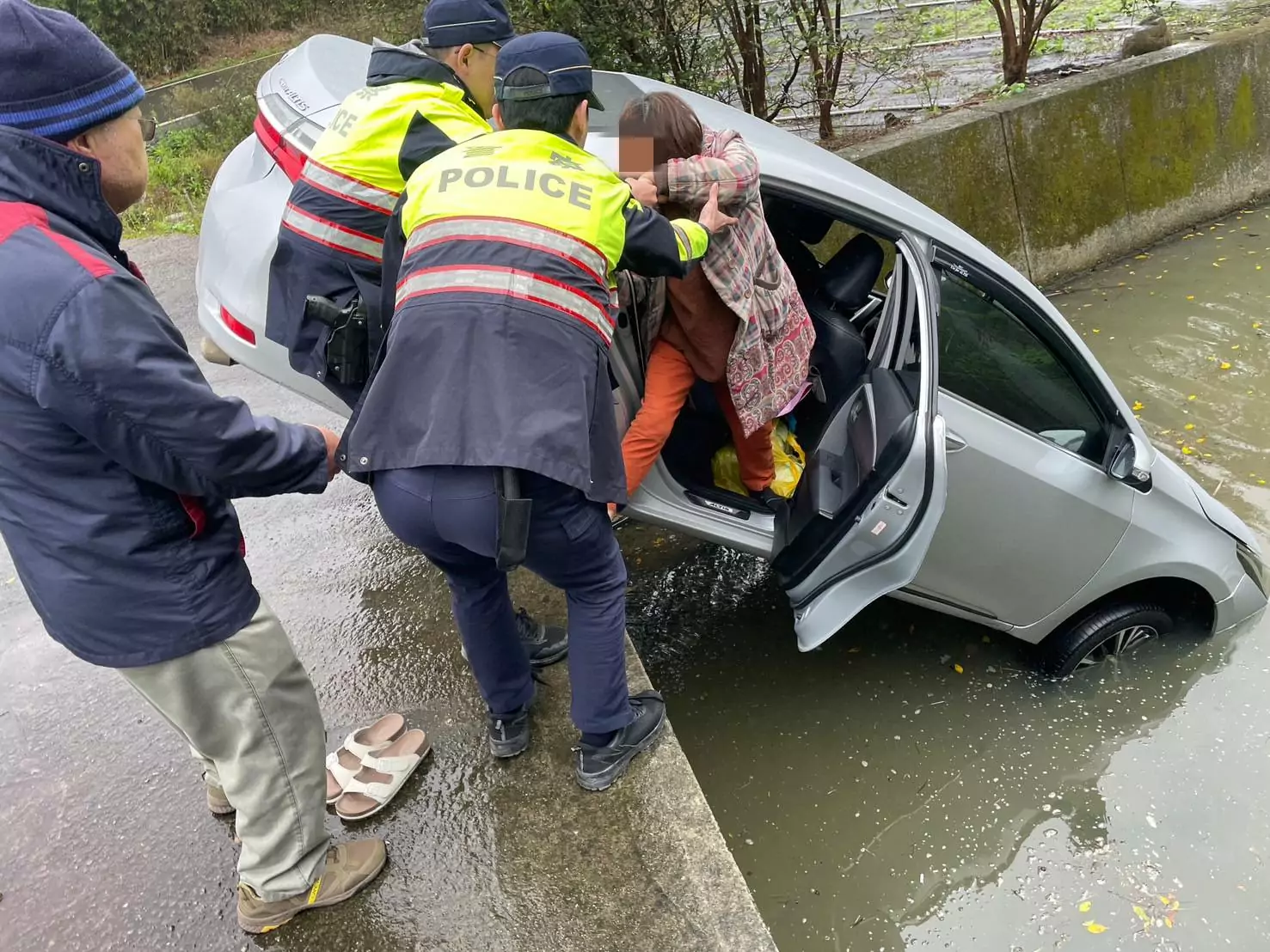7旬婦開車誤衝入排水溝 大園警及時助脫困 7旬婦開車誤衝入排水溝 大園警及時助脫困