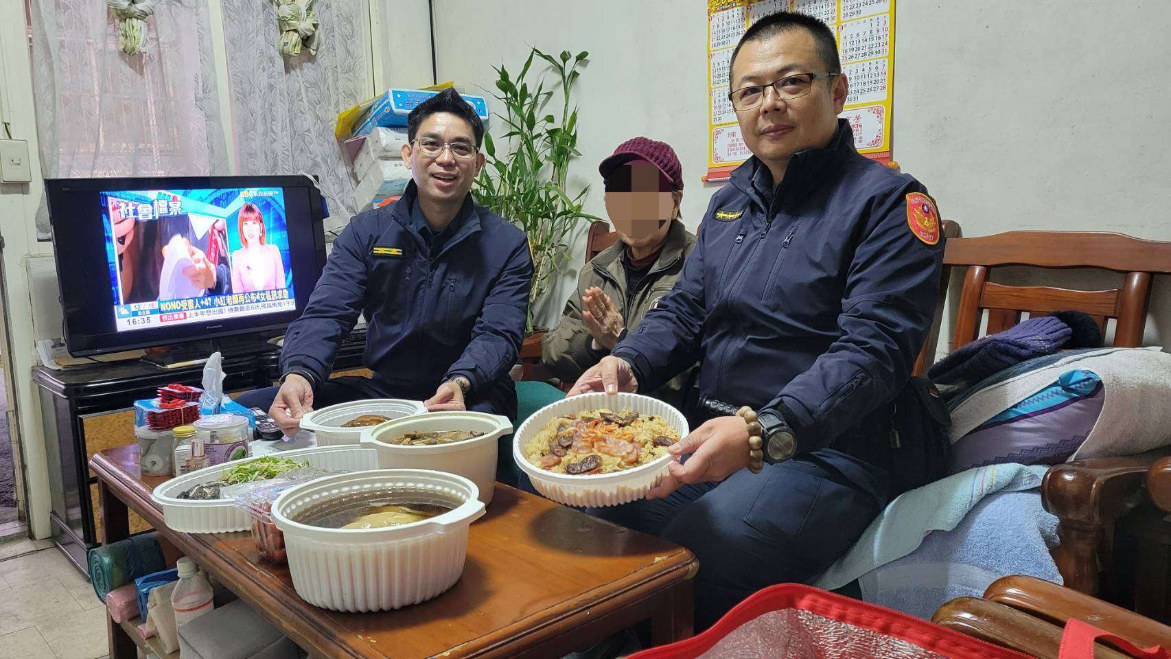 年菜送暖 大園警傳遞愛心 伴獨居長者溫馨度佳節 346645 0