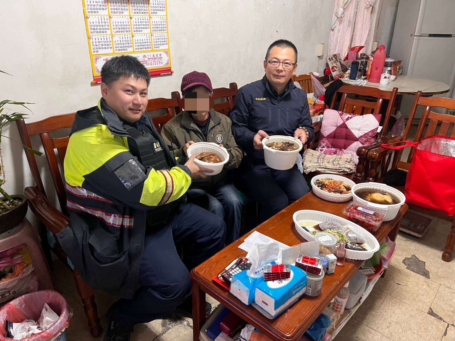 年菜送暖 大園警傳遞愛心 伴獨居長者溫馨度佳節 346646 0
