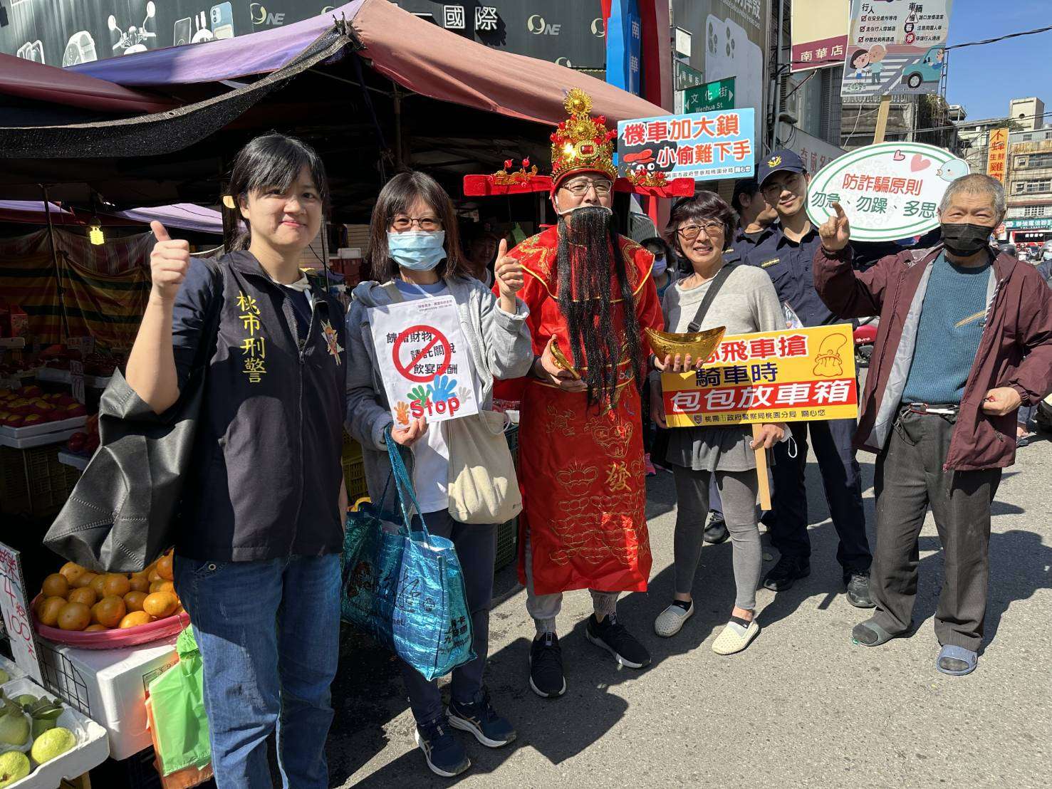 桃警春節預防犯罪宣導 南門市場巧扮財神爺與民互動 346811