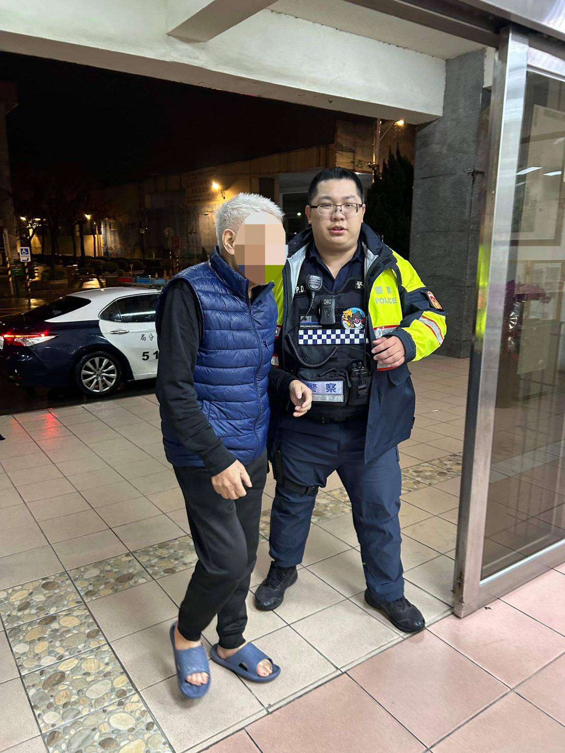 半夜敲門嚇壞住戶 大園警到場協助失智翁返家 346946 0