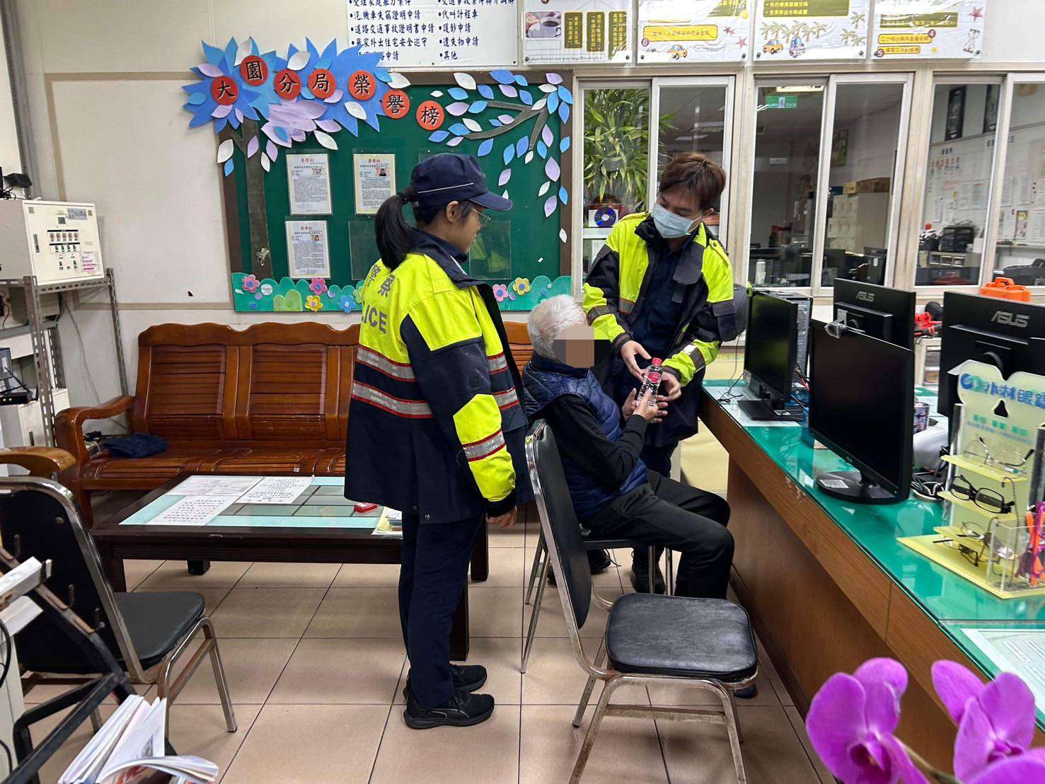 半夜敲門嚇壞住戶 大園警到場協助失智翁返家 346948 0