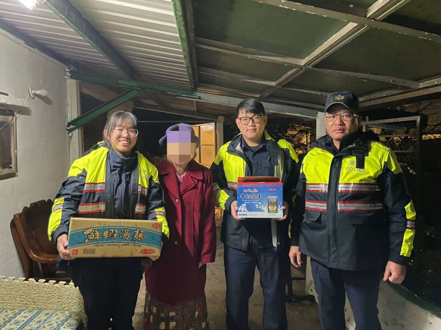 8旬婦與唐氏症弟相依為命 大園暖警登門送愛心物資 347168