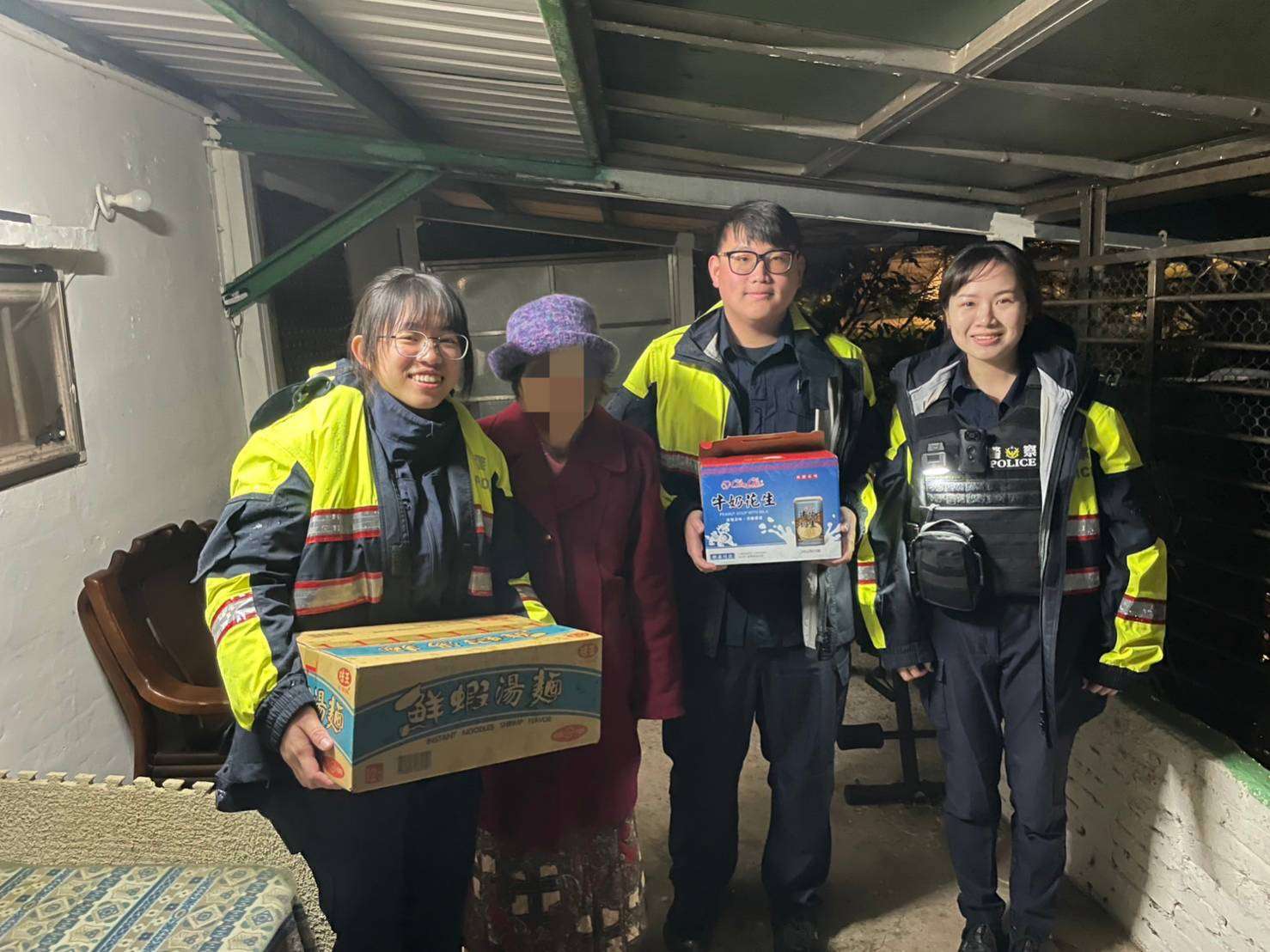 8旬婦與唐氏症弟相依為命 大園暖警登門送愛心物資 347169