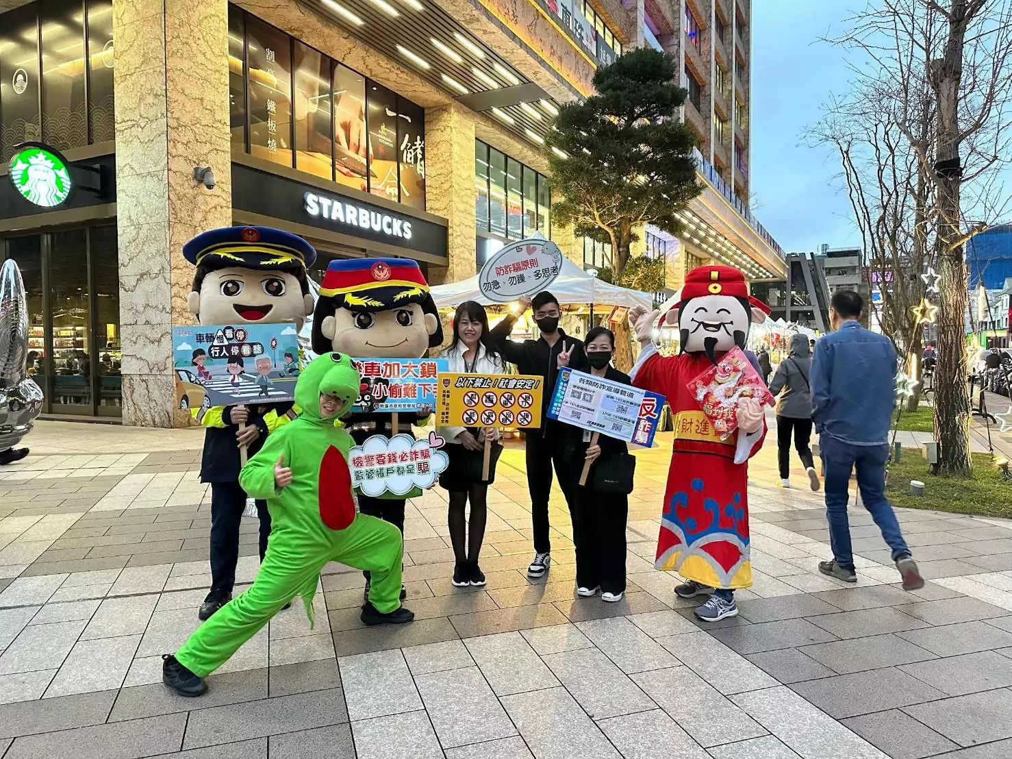 桃警春節預防犯罪宣導 巧扮財神爺年貨大街發紅包 桃警春節預防犯罪宣導 巧扮財神爺年貨大街發紅包