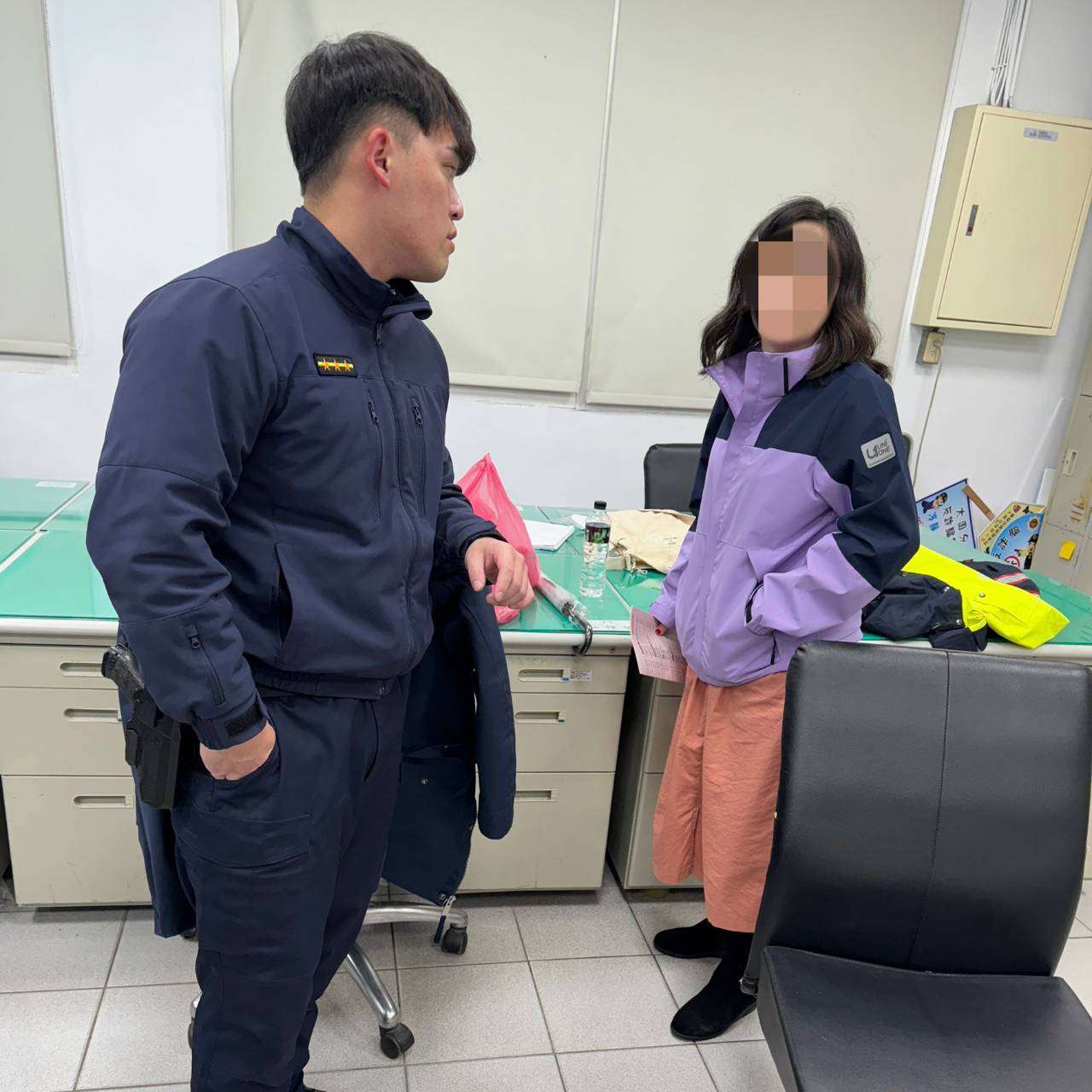 咖啡廳打烊仍不願離去 大園警助精神失常婦返家 347733 0