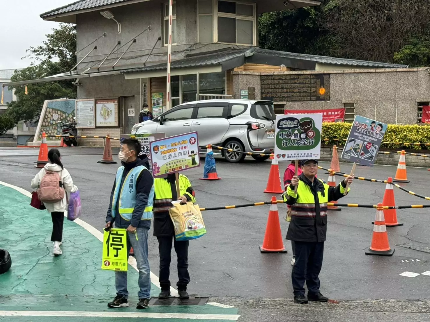 開學首日大園警加強交通疏導 讓學童平安、家長安心 開學首日大園警加強交通疏導 讓學童平安、家長安心