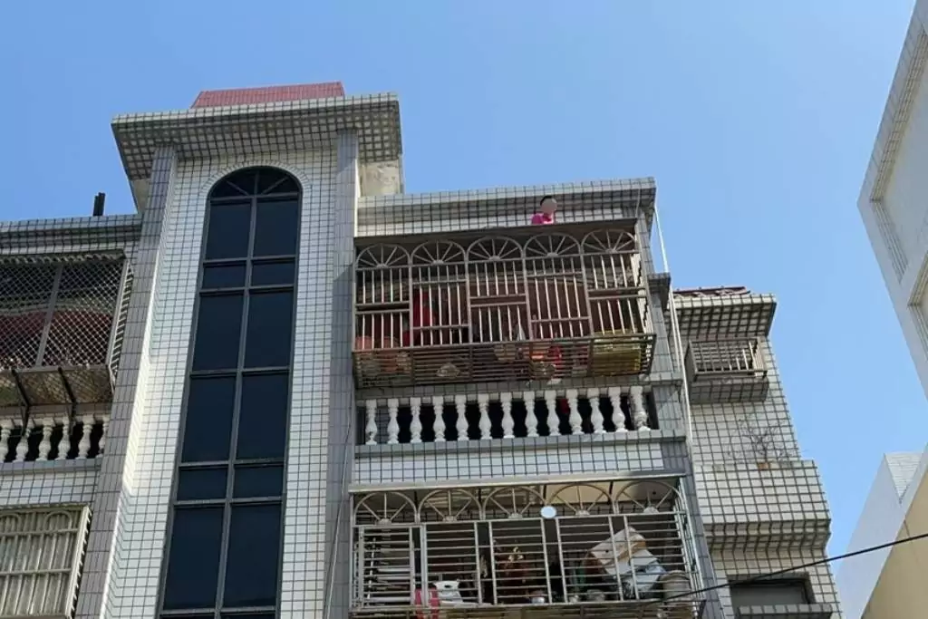 女情緒不穩坐4樓高遮雨棚 大園警消即刻救援 女情緒不穩坐4樓高遮雨棚 大園警消即刻救援