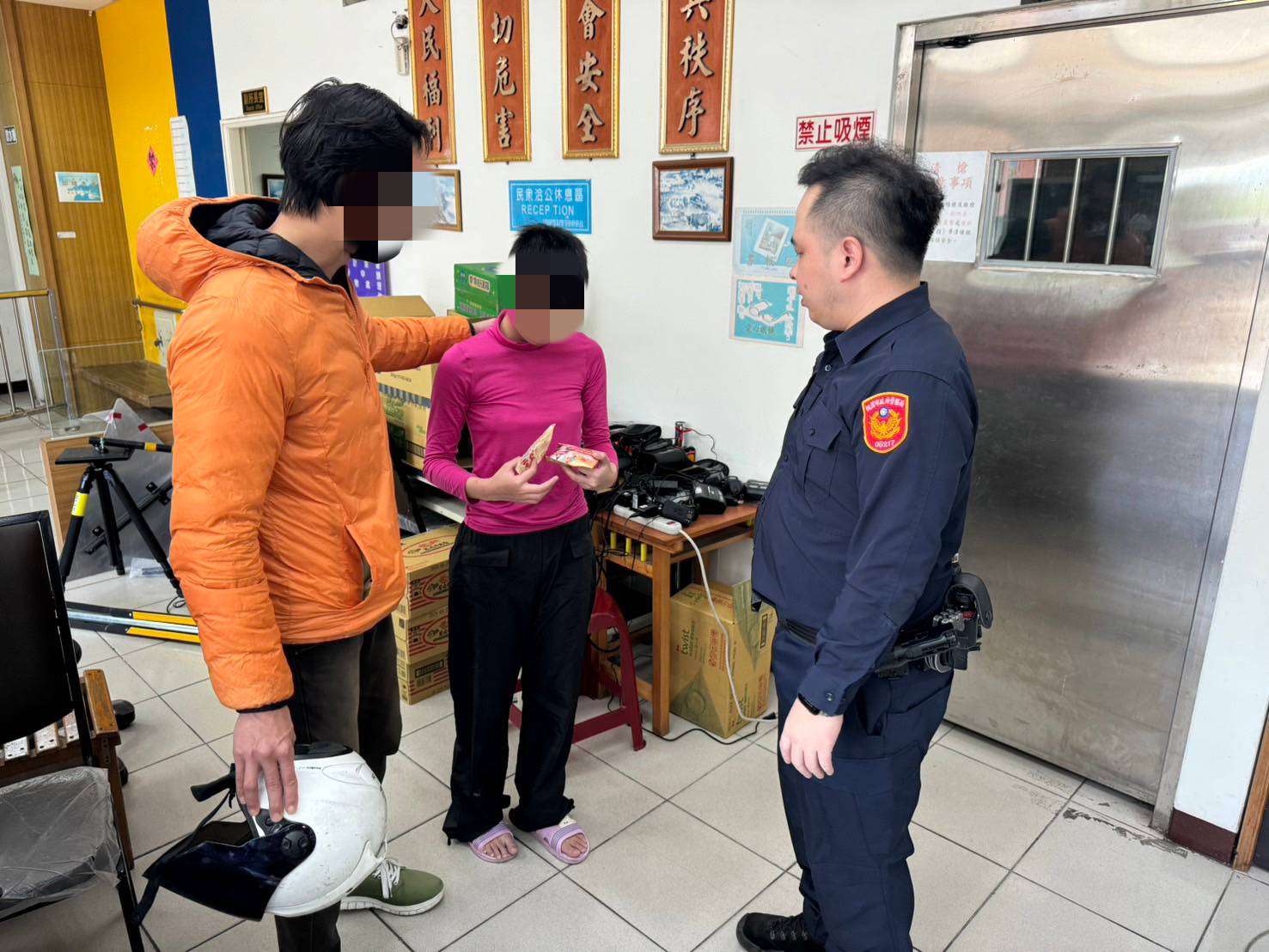 女情緒不穩坐4樓高遮雨棚 大園警消即刻救援 349362 0