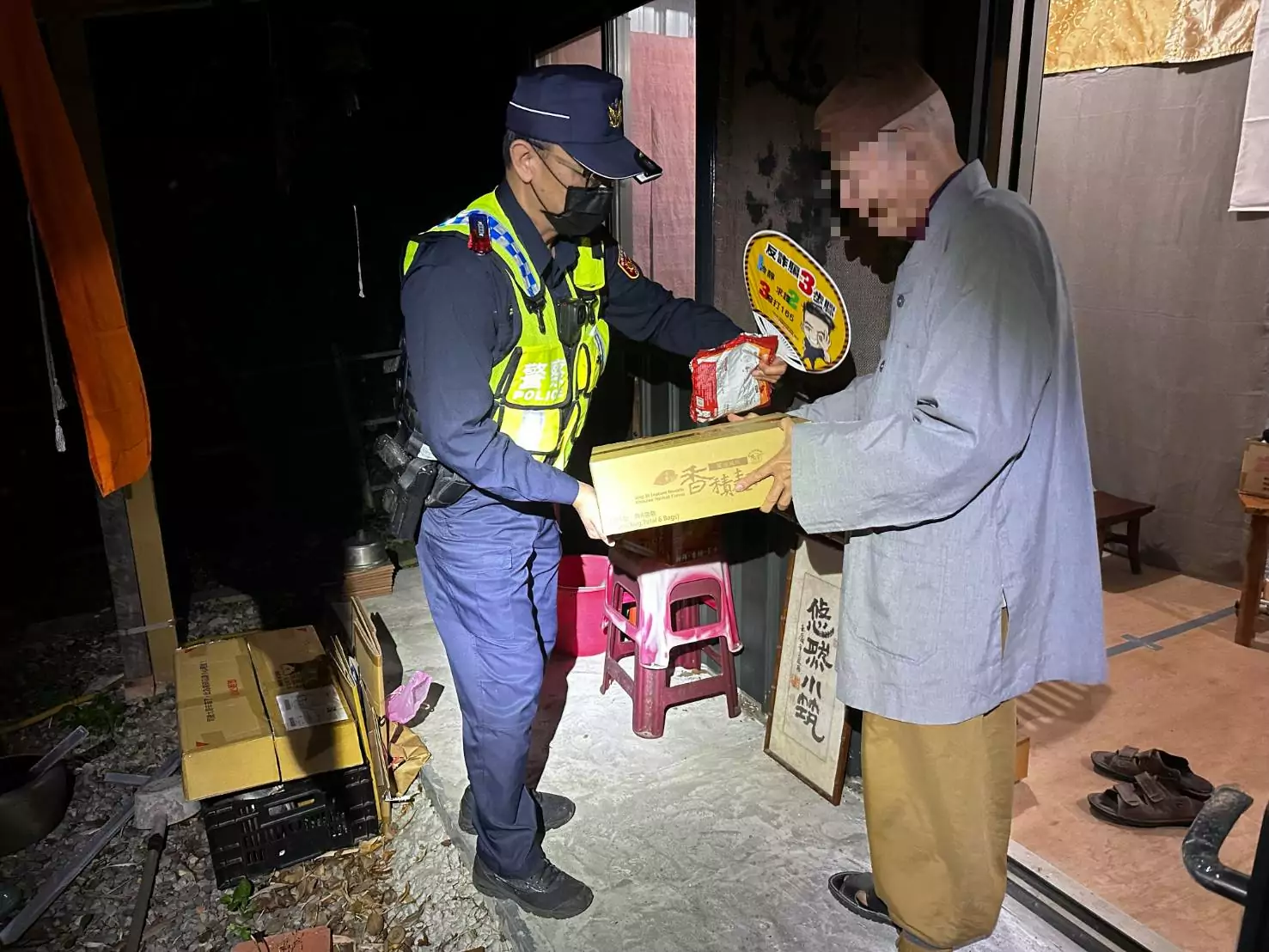 大溪警熱心關懷獨居老翁 送物資助他溫暖度寒冬 大溪警熱心關懷獨居老翁 送物資助他溫暖度寒冬