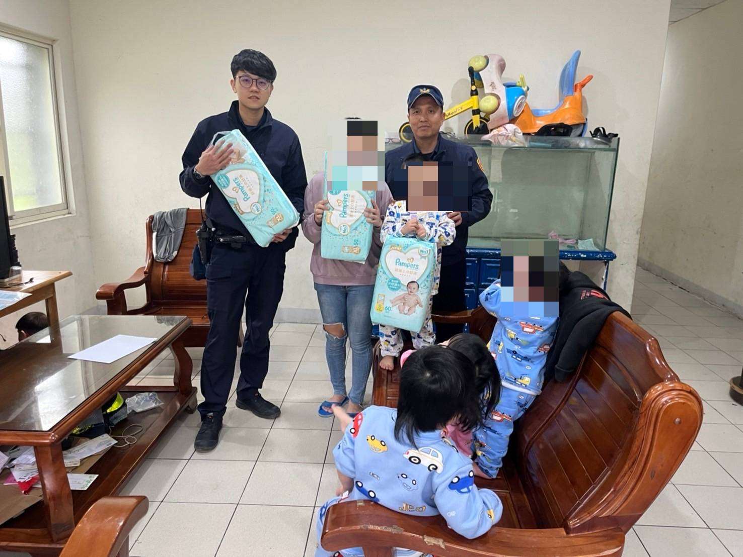 幫助弱勢家庭好過年 大溪暖警自掏腰包購物資捐贈 357703 0