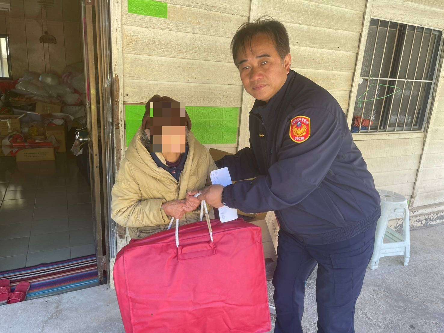 幫助弱勢家庭好過年 大溪暖警自掏腰包購物資捐贈 357704 0