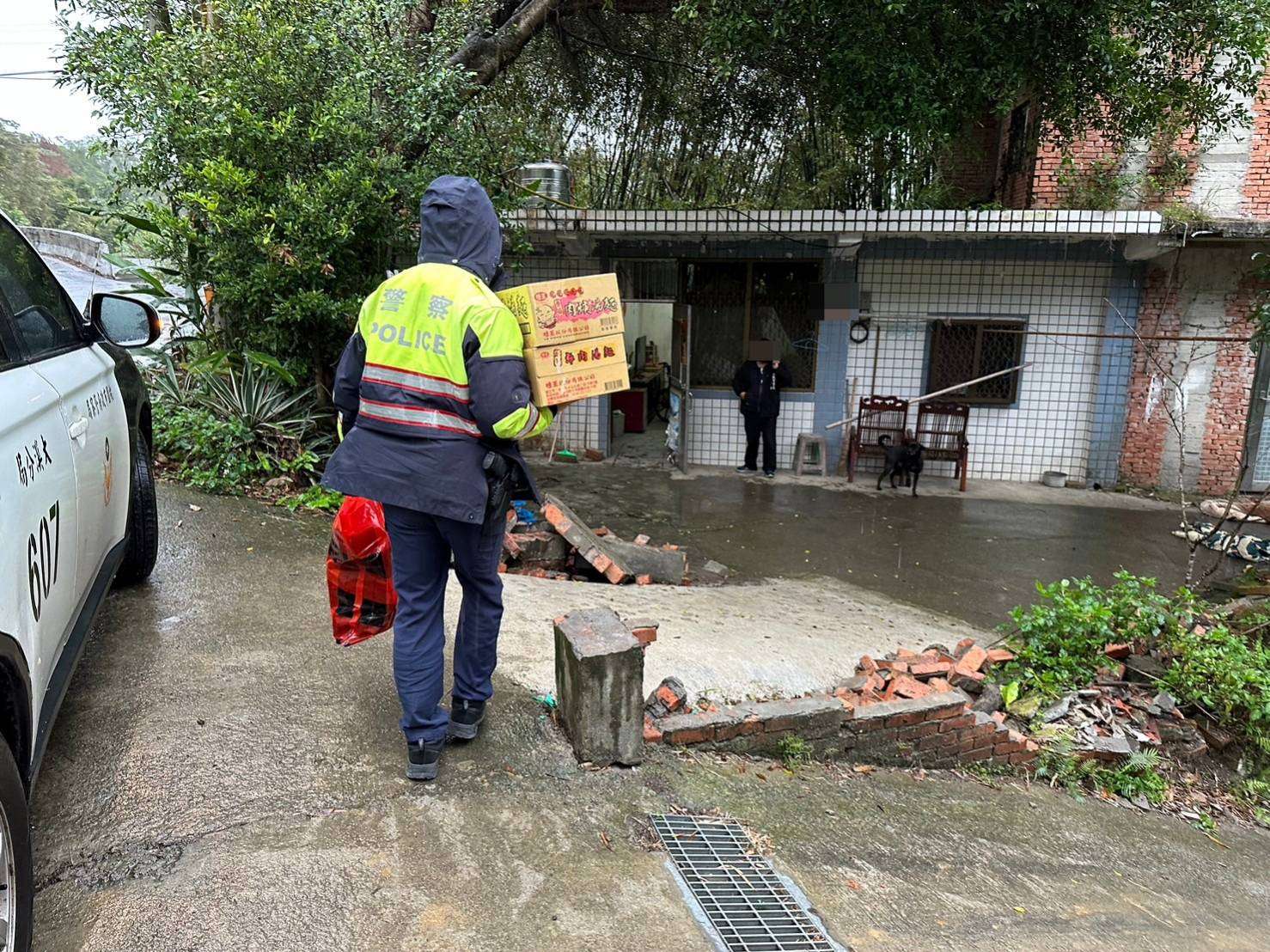 幫助弱勢家庭好過年 大溪暖警自掏腰包購物資捐贈 357706 0