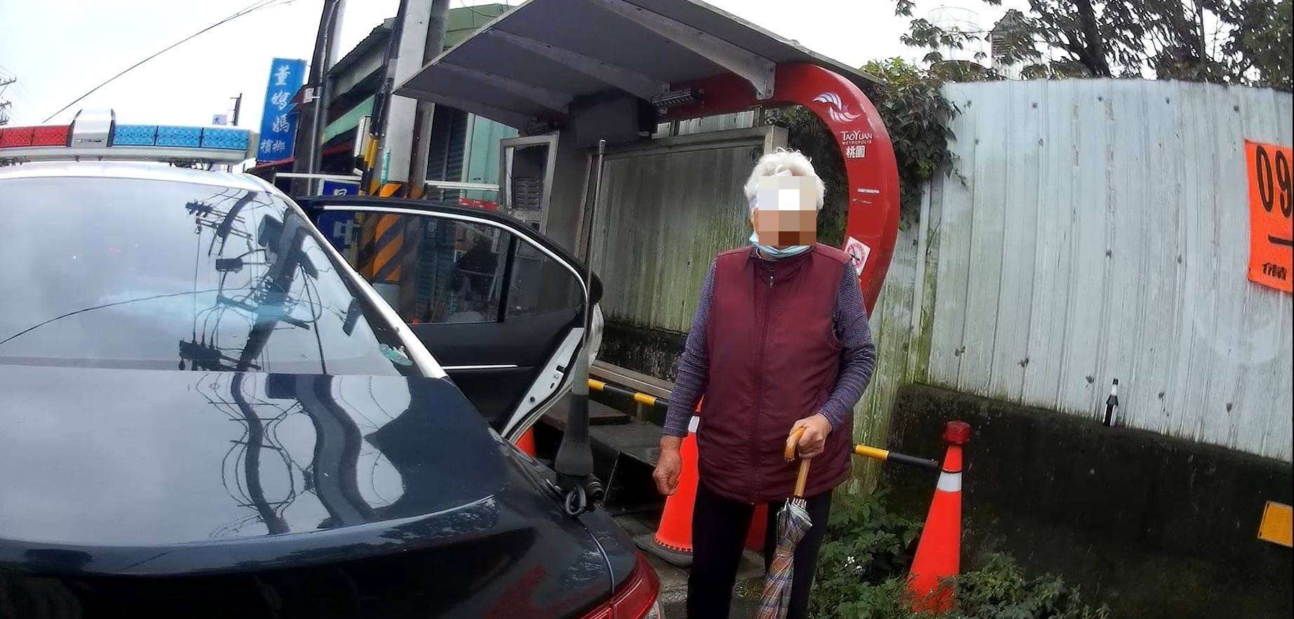 8旬老嫗買年貨迷途跌倒 大溪暖警助平安返家 358089 0