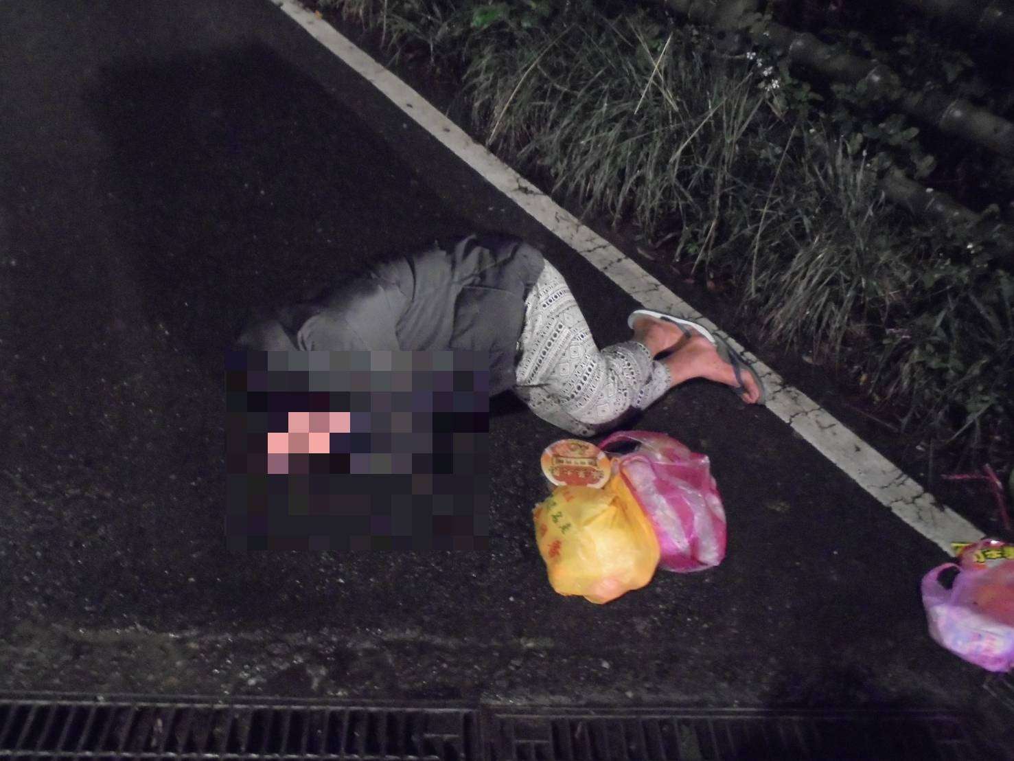 男喝茫躺路邊呼呼大睡 大溪警護送返家 359125 0
