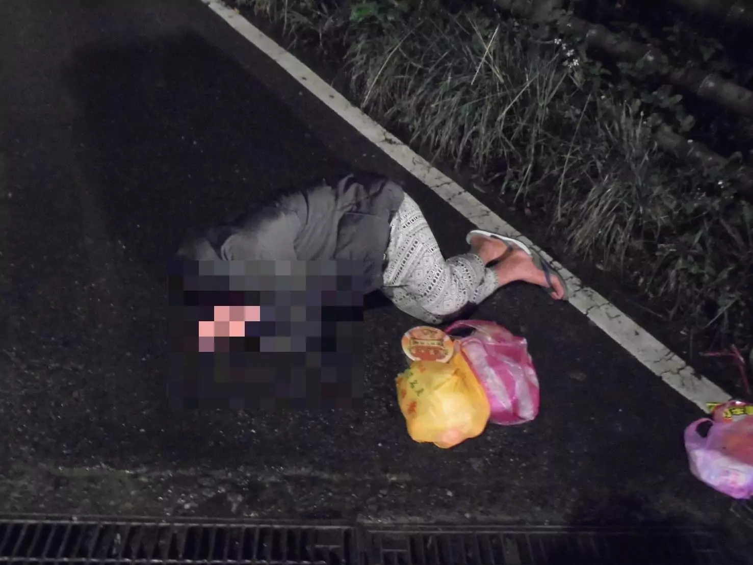 男喝茫躺路邊呼呼大睡 大溪警護送返家 男喝茫躺路邊呼呼大睡 大溪警護送返家