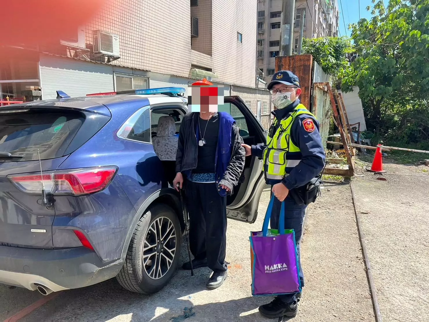 大溪警揪感心 助獨居中風翁返家 大溪警揪感心 助獨居中風翁返家