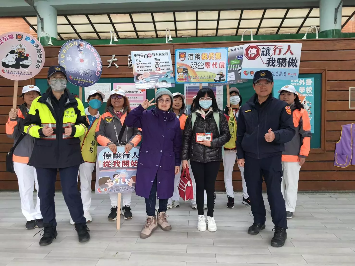 開學日!大溪警加強校園周邊交通疏導護童安全 開學日!大溪警加強校園周邊交通疏導護童安全