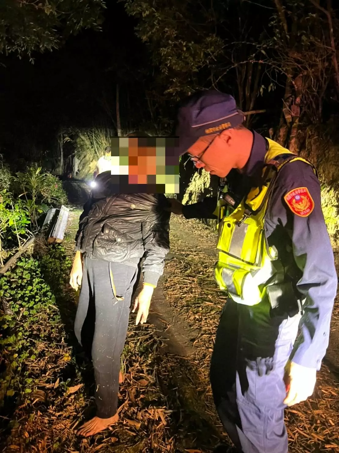 8旬婦撿回收到山區跌倒受傷 大溪警協助返家 8旬婦撿回收到山區跌倒受傷 大溪警協助返家