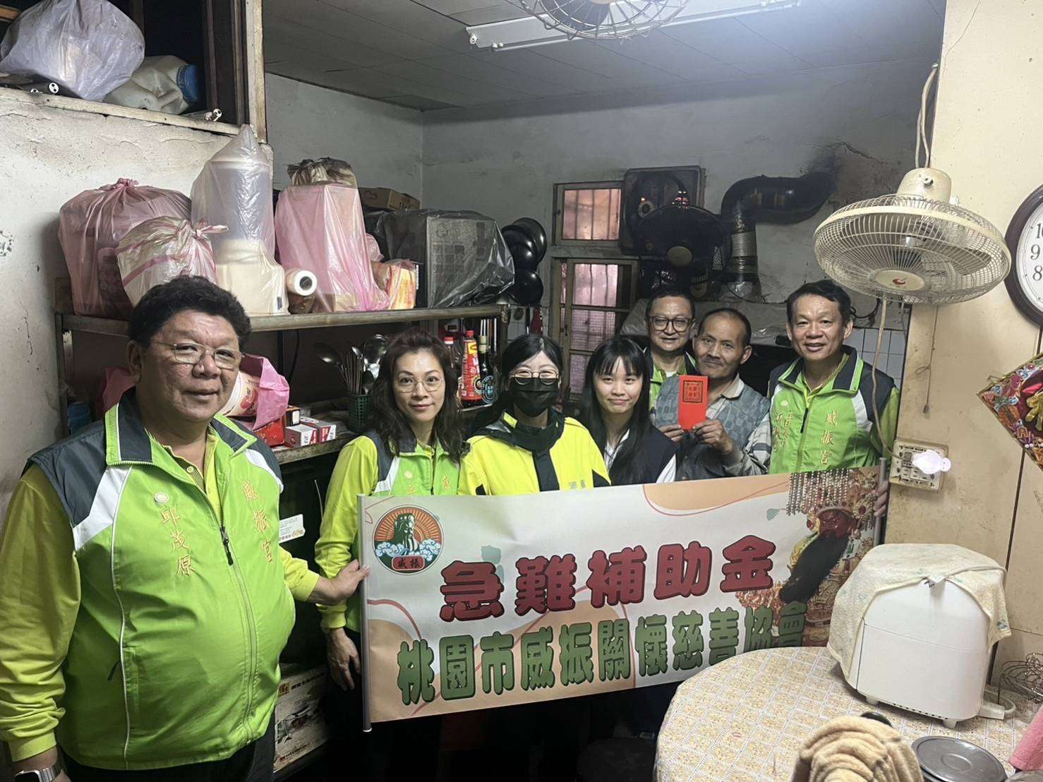 處處是溫情!蘆竹暖警主動訪視關懷送愛心 392106 0