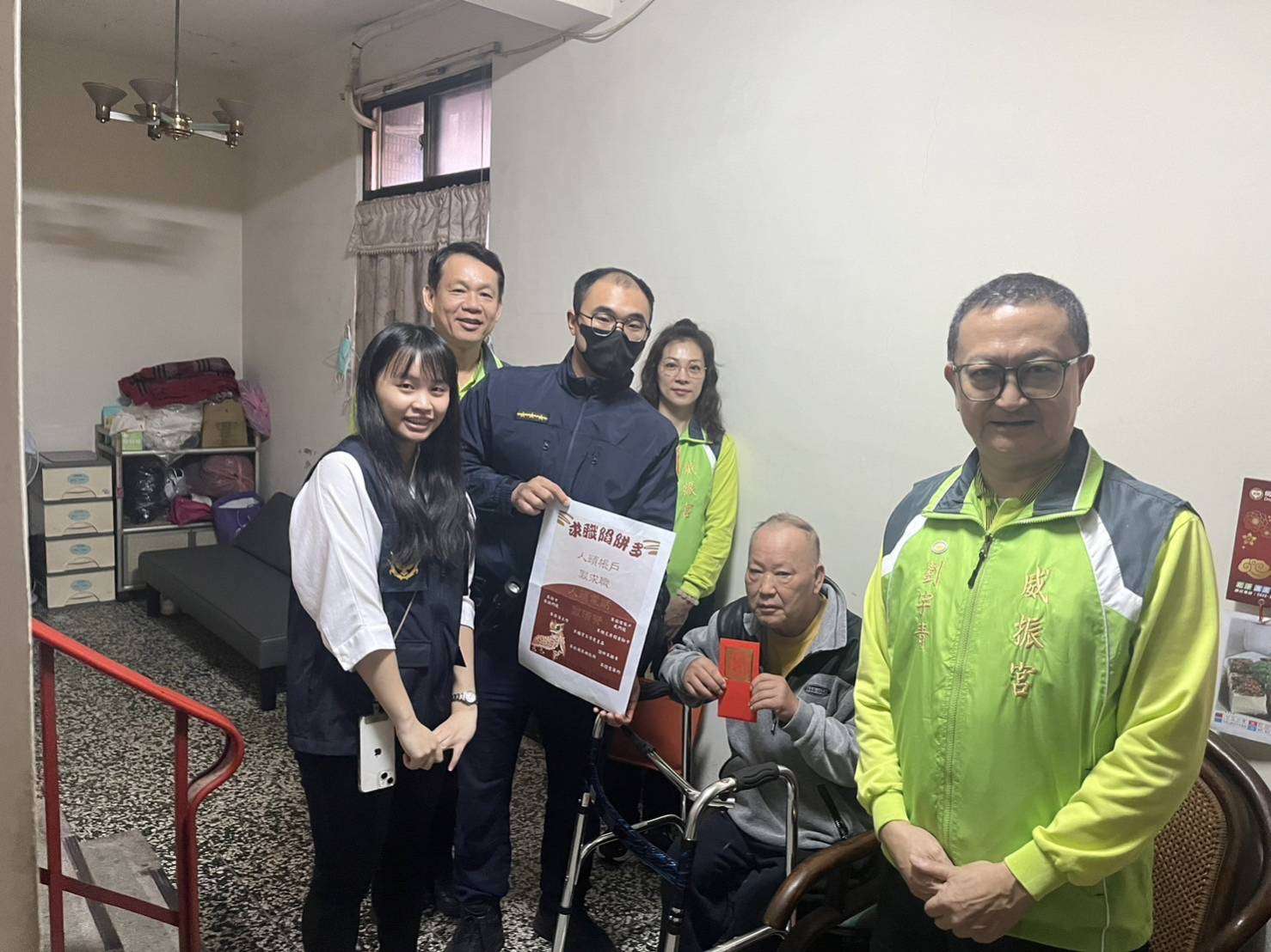 處處是溫情!蘆竹暖警主動訪視關懷送愛心 392107 0